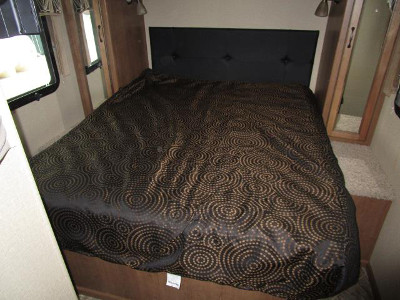 RV Rental Denver Travel Trailer Viewfinder bed